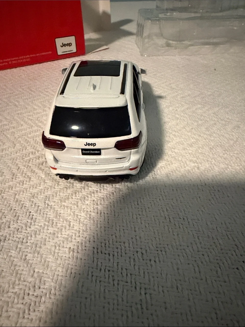 Jeep grand Cherokee Trailhawk White Die-Cast SUV new inbox